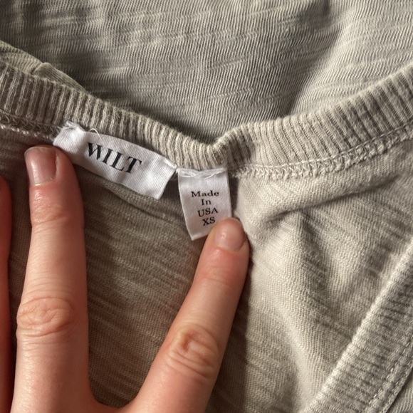 Wilt Short Sleeve Shrunken V-Neck Shirttail Top w/Raw Hem - Picture 8 of 10